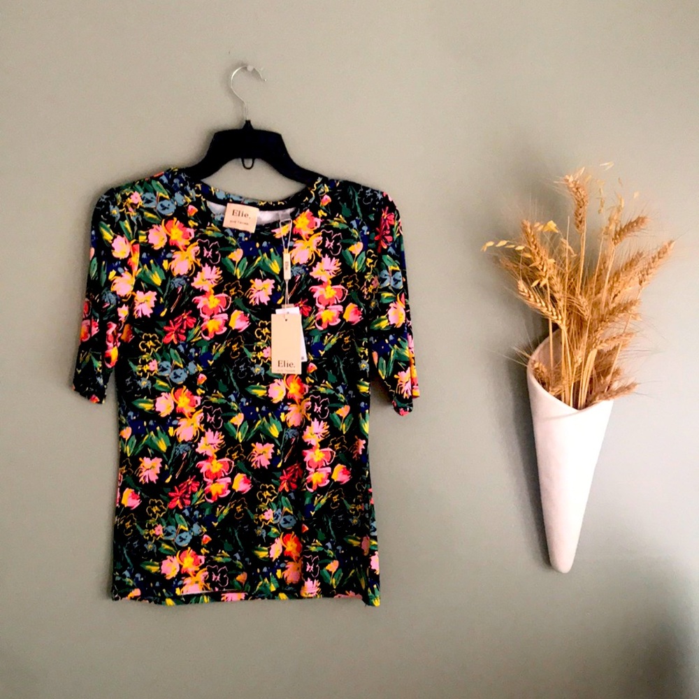 Elie Tahari Short Sleeve Flower Top Size Small NWT.